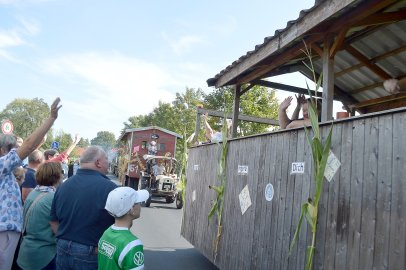 Tolle Stimmung auf den 27 Erntewagen - Bild 70