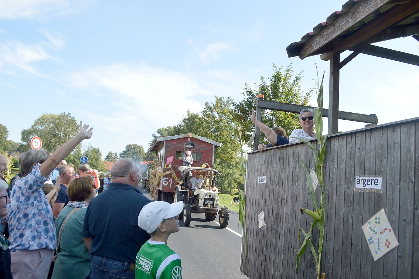 Tolle Stimmung auf den 27 Erntewagen - Bild 71