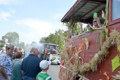 Tolle Stimmung auf den 27 Erntewagen - Bild 72