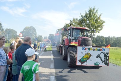 Tolle Stimmung auf den 27 Erntewagen - Bild 73