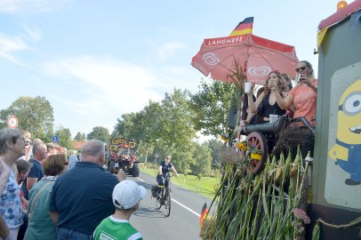 Tolle Stimmung auf den 27 Erntewagen - Bild 74