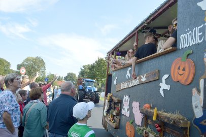 Tolle Stimmung auf den 27 Erntewagen - Bild 75