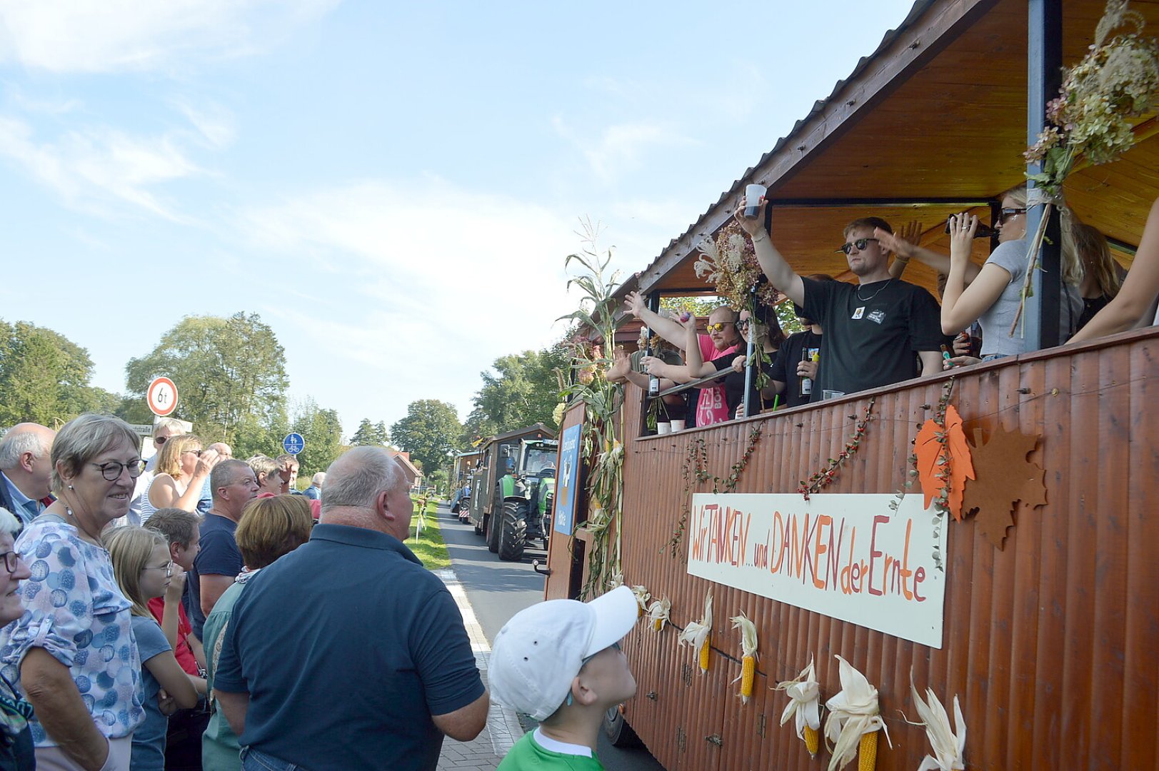 Tolle Stimmung auf den 27 Erntewagen - Bild 76