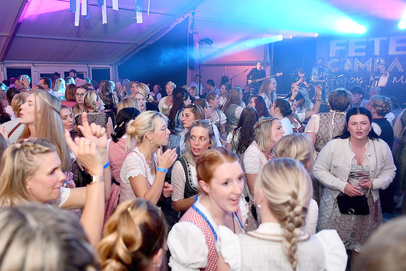 Stimmung bei Oktoberfest in Holtland steigt - Bild 3