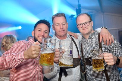 Stimmung bei Oktoberfest in Holtland steigt - Bild 4