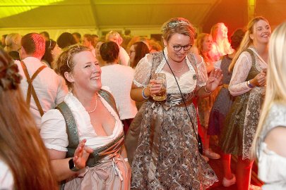 Stimmung bei Oktoberfest in Holtland steigt - Bild 5