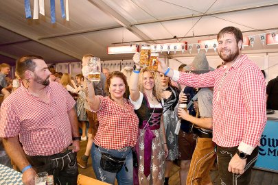 Stimmung bei Oktoberfest in Holtland steigt - Bild 8