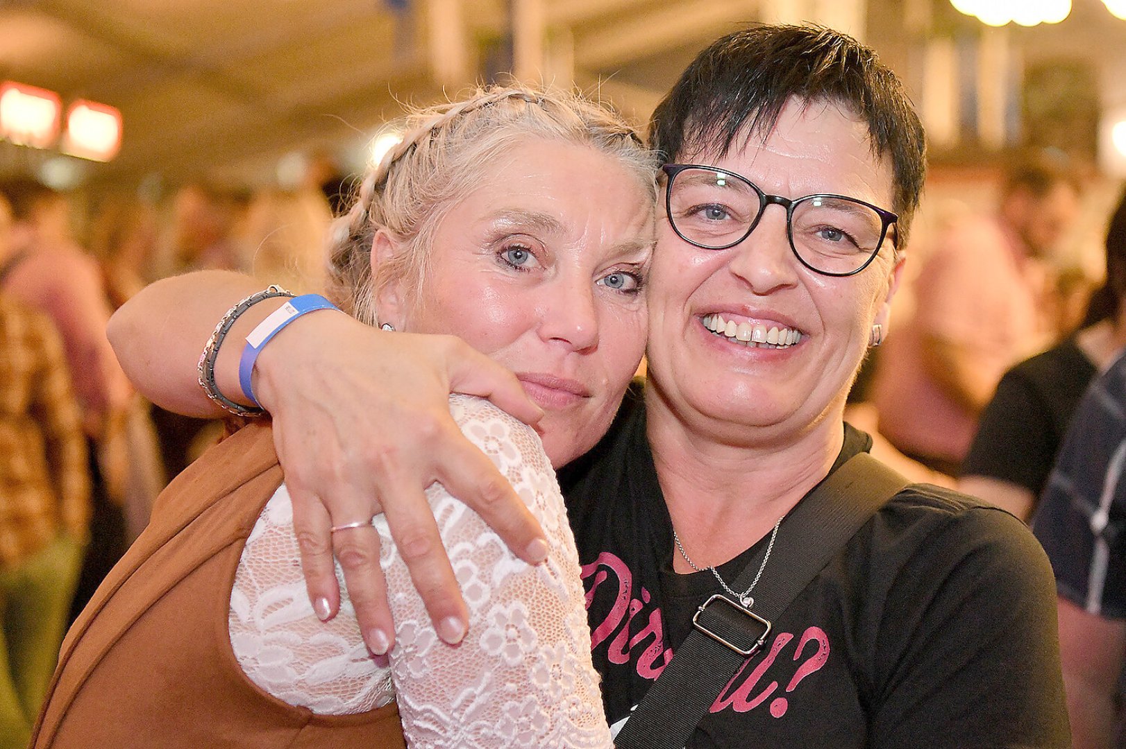 Stimmung bei Oktoberfest in Holtland steigt - Bild 10