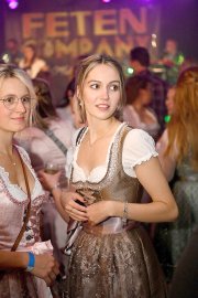 Stimmung bei Oktoberfest in Holtland steigt - Bild 14