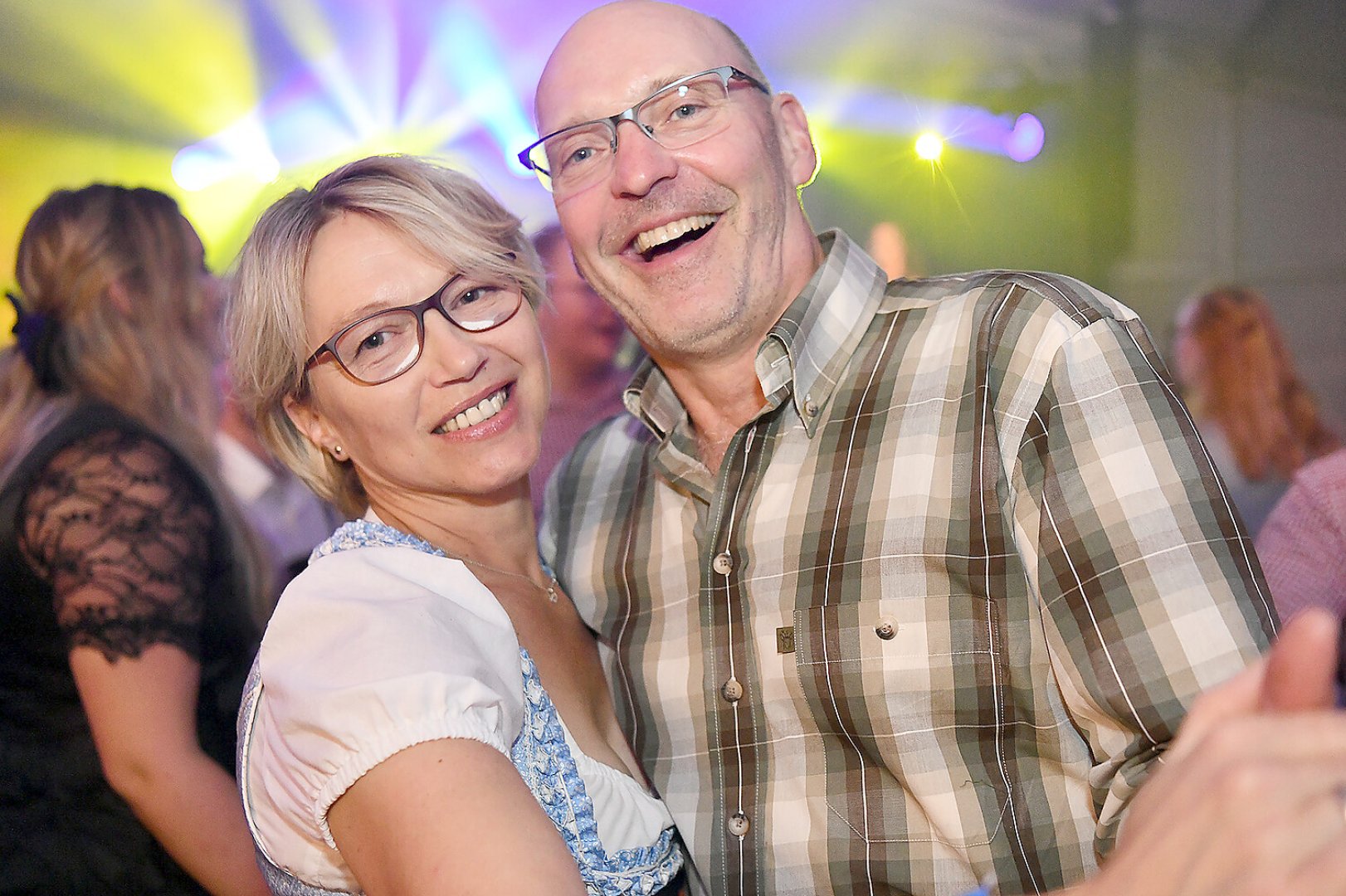 Stimmung bei Oktoberfest in Holtland steigt - Bild 16