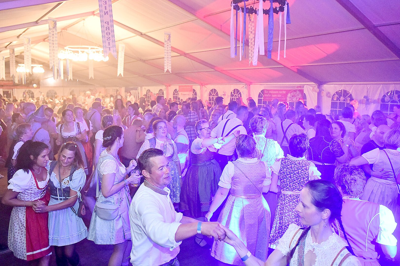 Stimmung bei Oktoberfest in Holtland steigt - Bild 19