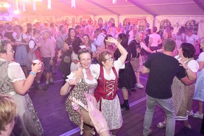 Stimmung bei Oktoberfest in Holtland steigt - Bild 20