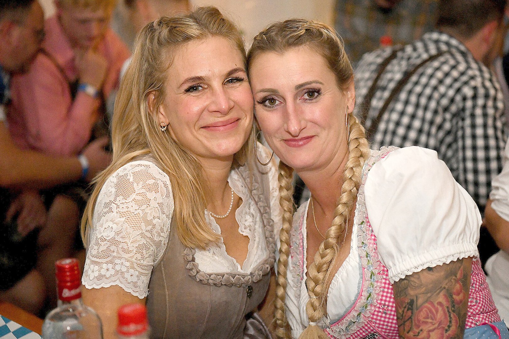 Stimmung bei Oktoberfest in Holtland steigt - Bild 22