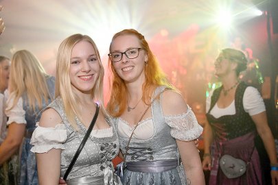 Stimmung bei Oktoberfest in Holtland steigt - Bild 23