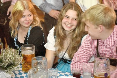 Stimmung bei Oktoberfest in Holtland steigt - Bild 24