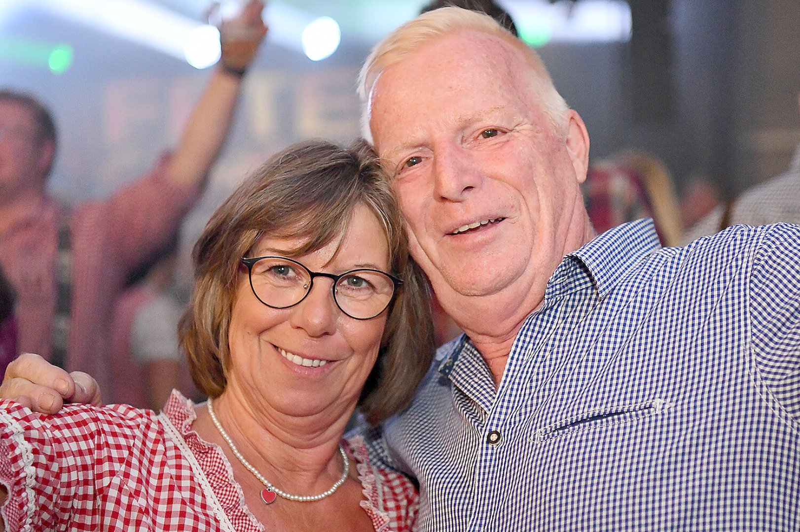 Stimmung bei Oktoberfest in Holtland steigt - Bild 28