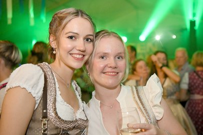 Stimmung bei Oktoberfest in Holtland steigt - Bild 29