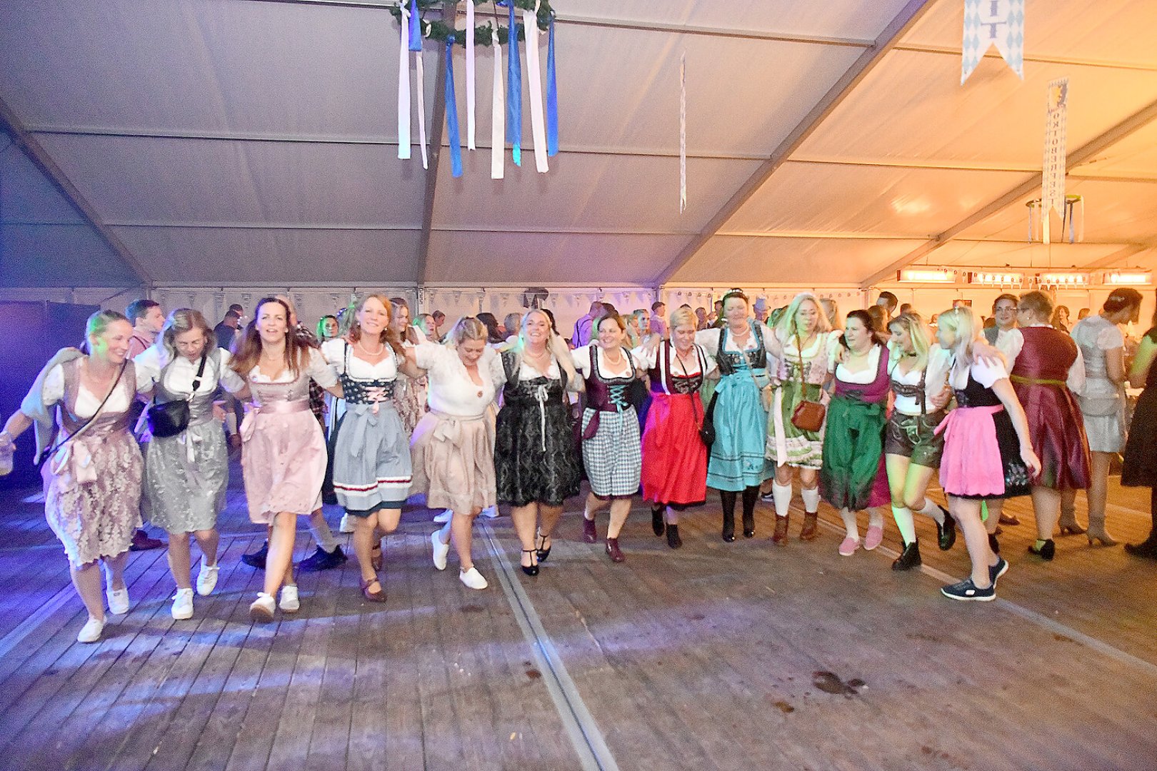 Stimmung bei Oktoberfest in Holtland steigt - Bild 32