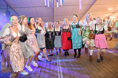 Stimmung bei Oktoberfest in Holtland steigt - Bild 33