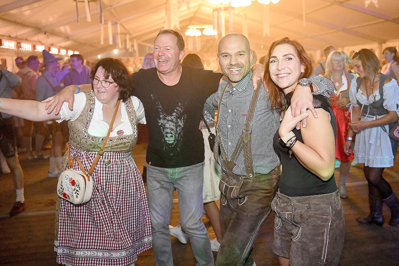 Stimmung bei Oktoberfest in Holtland steigt - Bild 38