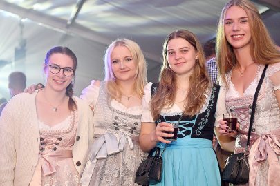 Stimmung bei Oktoberfest in Holtland steigt - Bild 42