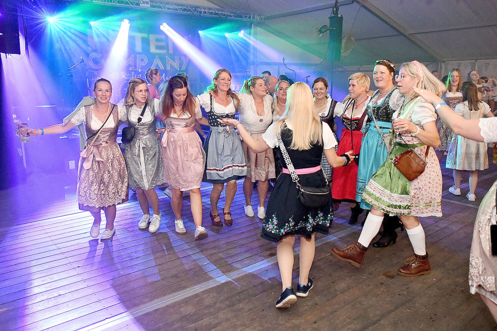 Stimmung bei Oktoberfest in Holtland steigt - Bild 44