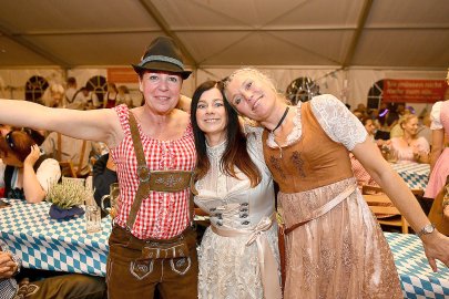 Stimmung bei Oktoberfest in Holtland steigt - Bild 48