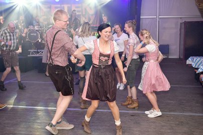 Stimmung bei Oktoberfest in Holtland steigt - Bild 55