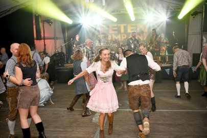 Stimmung bei Oktoberfest in Holtland steigt - Bild 56