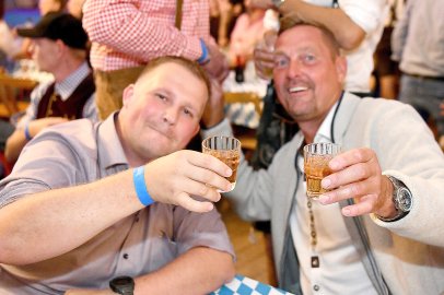 Stimmung bei Oktoberfest in Holtland steigt - Bild 61