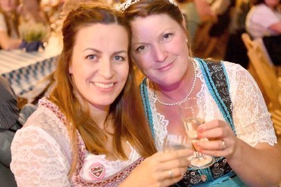 Stimmung bei Oktoberfest in Holtland steigt - Bild 62