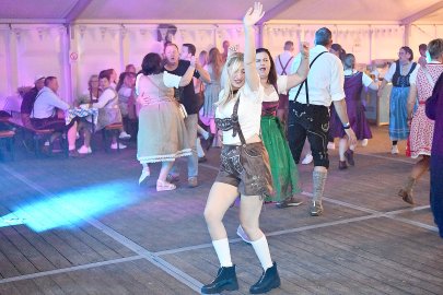 Stimmung bei Oktoberfest in Holtland steigt - Bild 67