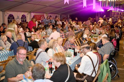 Stimmung bei Oktoberfest in Holtland steigt - Bild 73