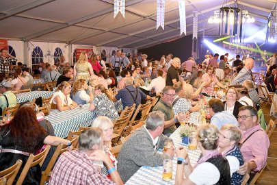 Stimmung bei Oktoberfest in Holtland steigt - Bild 74