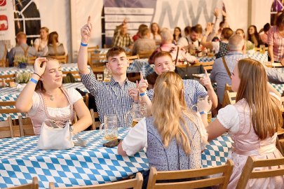 Stimmung bei Oktoberfest in Holtland steigt - Bild 75