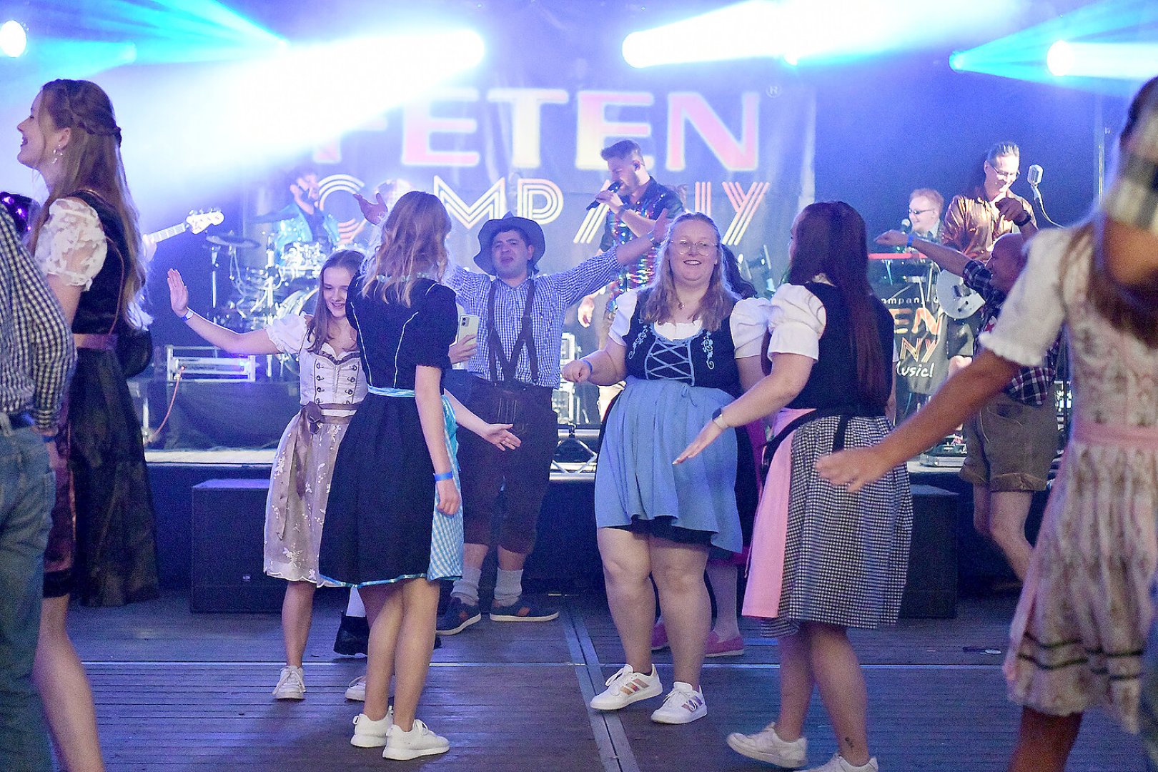 Stimmung bei Oktoberfest in Holtland steigt - Bild 87