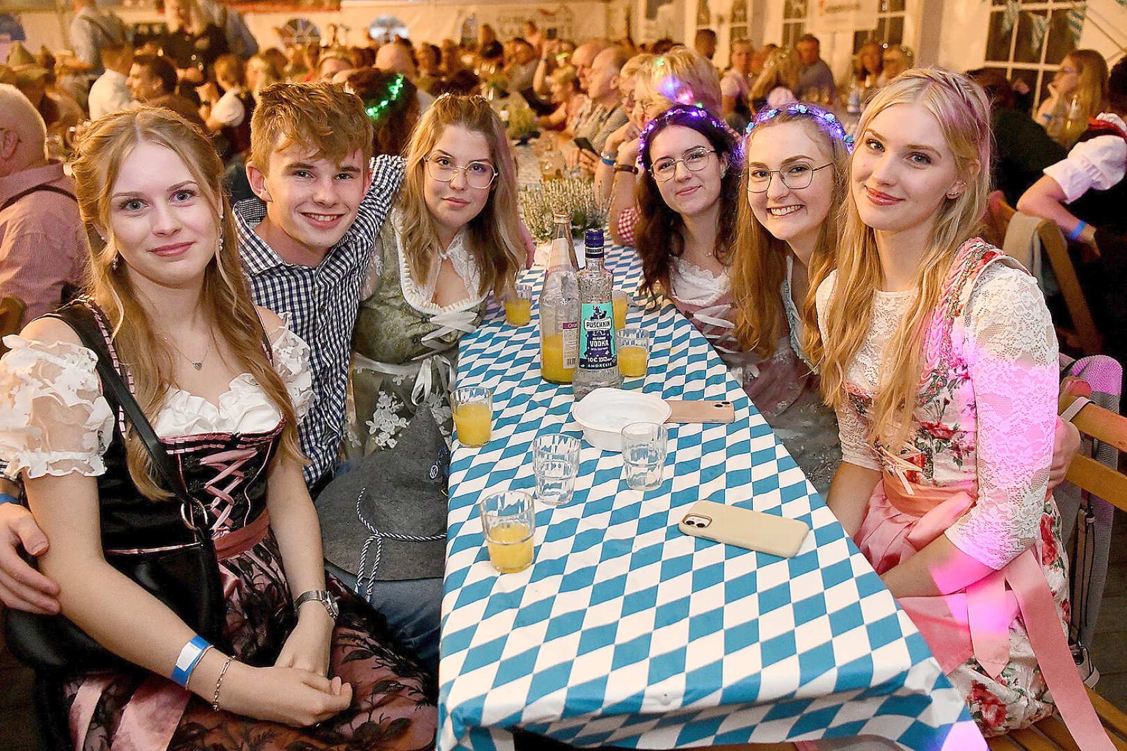 Stimmung bei Oktoberfest in Holtland steigt - Bild 89