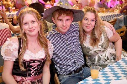 Stimmung bei Oktoberfest in Holtland steigt - Bild 90