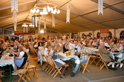 Stimmung bei Oktoberfest in Holtland steigt - Bild 94