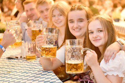 Stimmung bei Oktoberfest in Holtland steigt - Bild 98