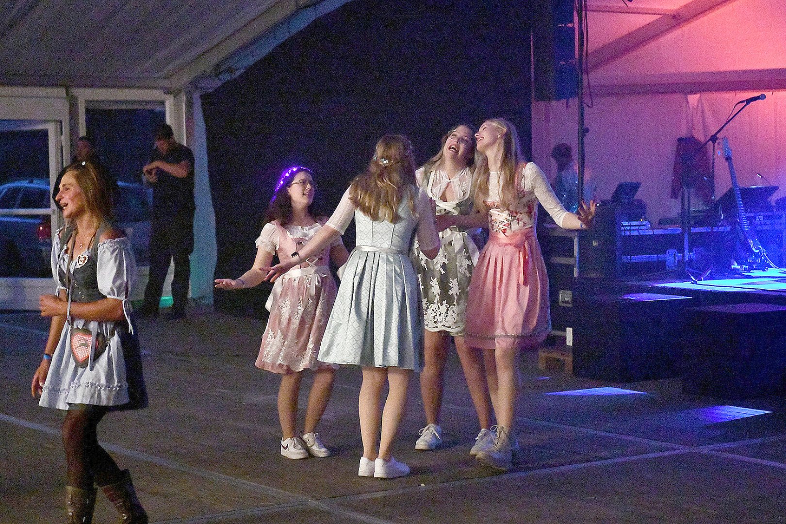 Stimmung bei Oktoberfest in Holtland steigt - Bild 100