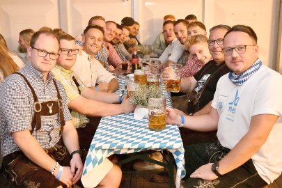 Stimmung bei Oktoberfest in Holtland steigt - Bild 104