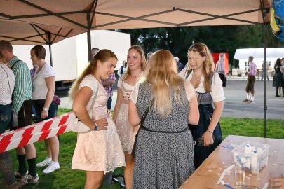 Stimmung bei Oktoberfest in Holtland steigt - Bild 106