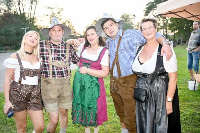 Stimmung bei Oktoberfest in Holtland steigt - Bild 108