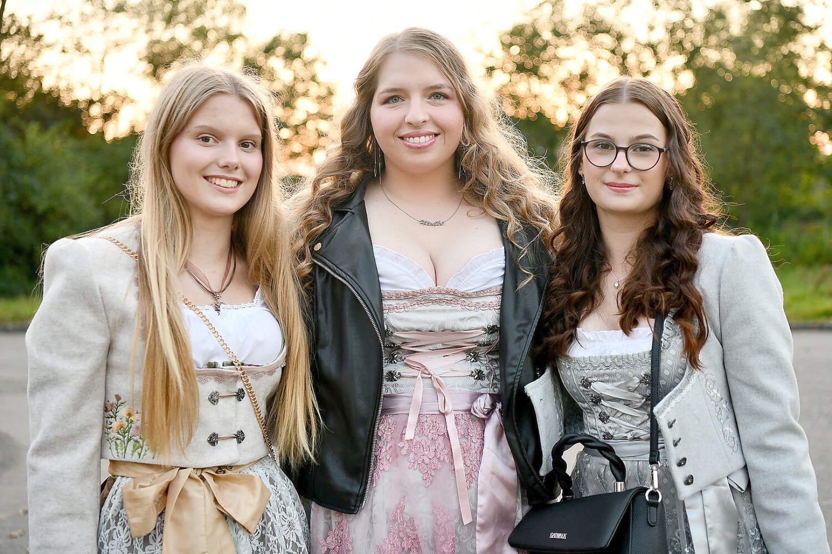 Stimmung bei Oktoberfest in Holtland steigt - Bild 109