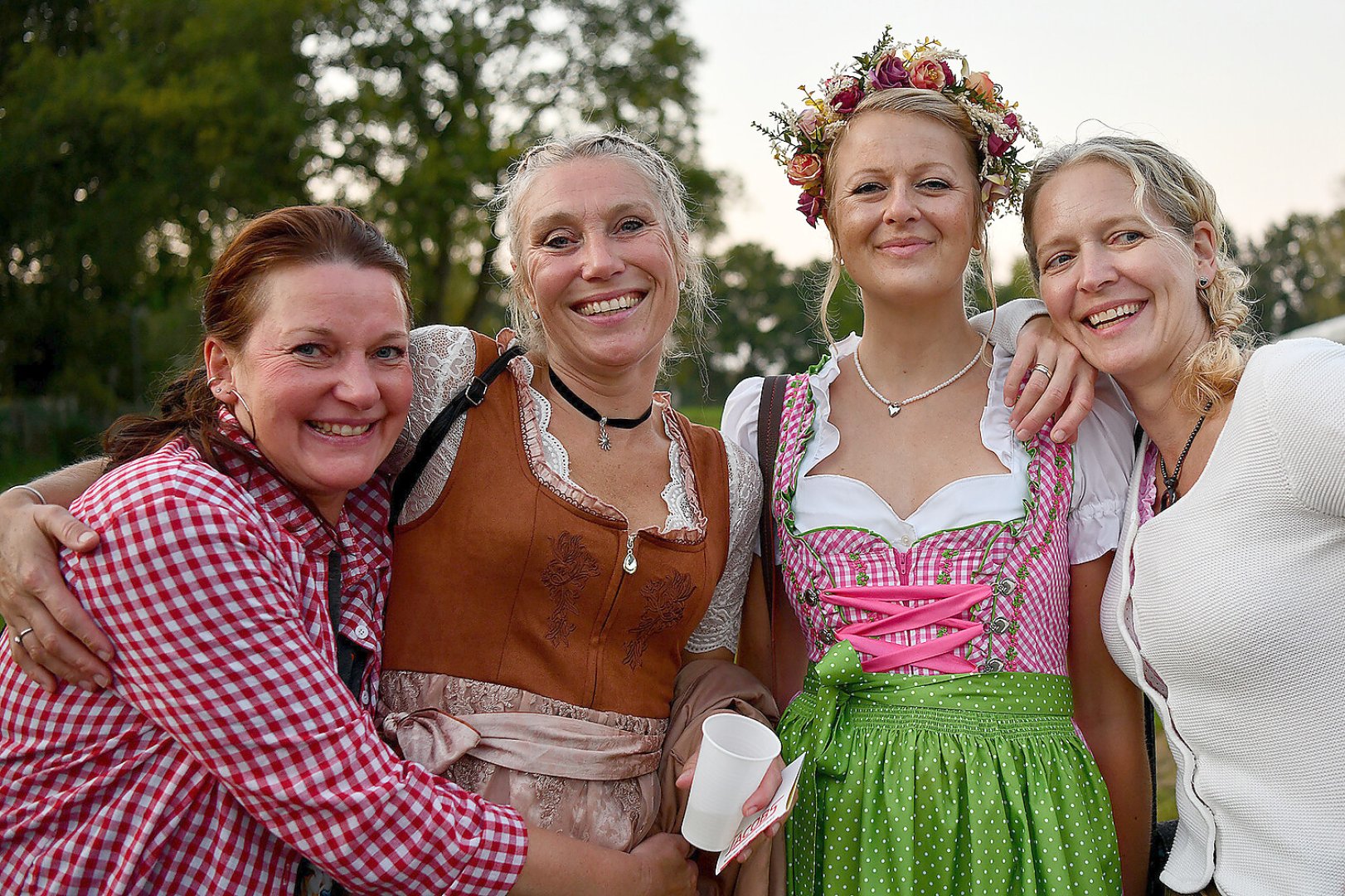 Stimmung bei Oktoberfest in Holtland steigt - Bild 111