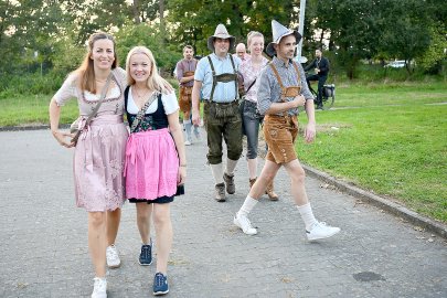 Stimmung bei Oktoberfest in Holtland steigt - Bild 114