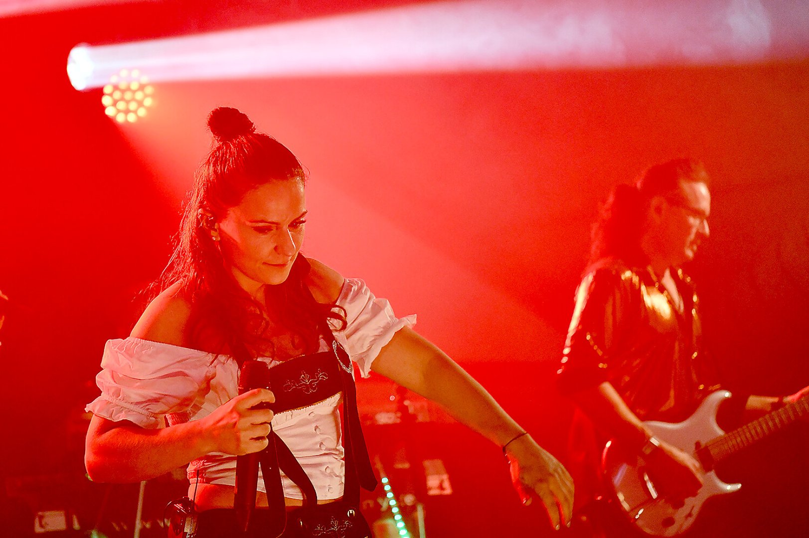 Stimmung bei Oktoberfest in Holtland steigt - Bild 115