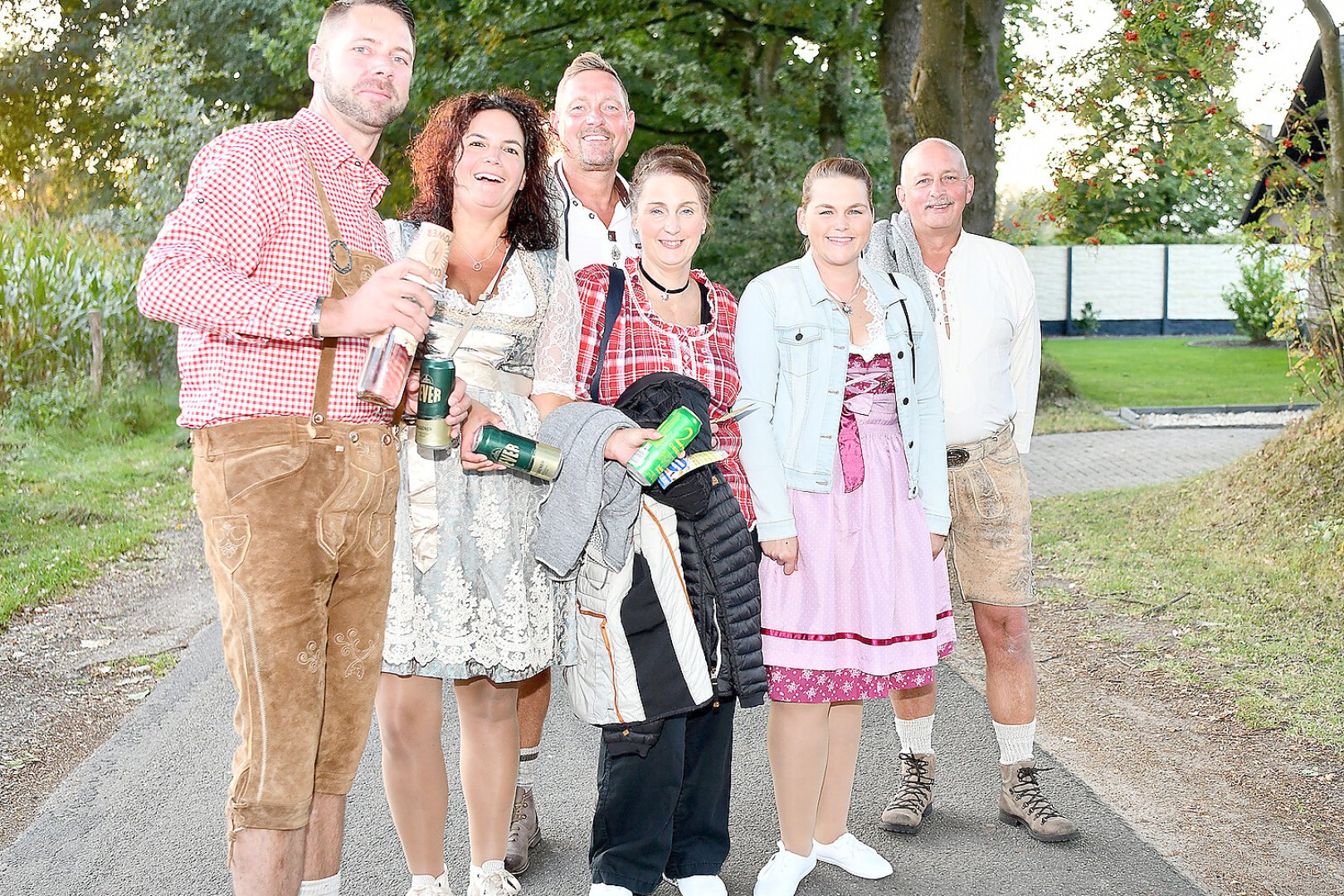 Stimmung bei Oktoberfest in Holtland steigt - Bild 119