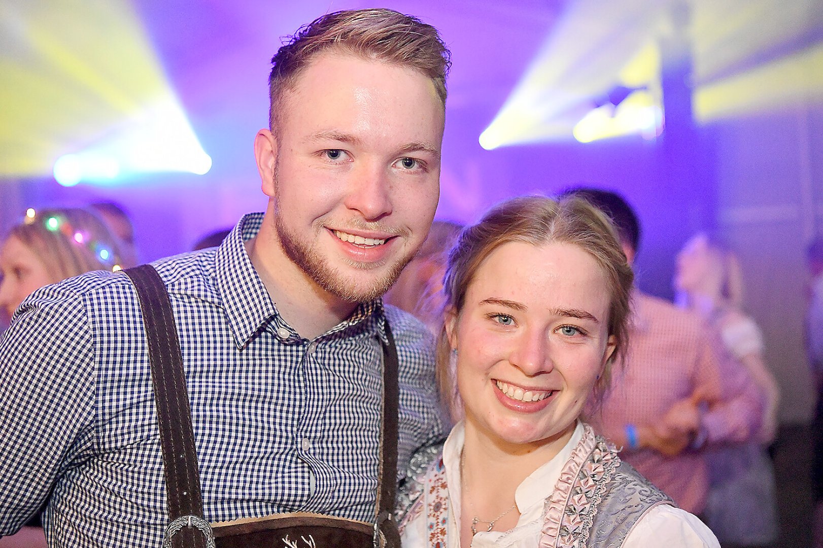 Stimmung bei Oktoberfest in Holtland steigt - Bild 120